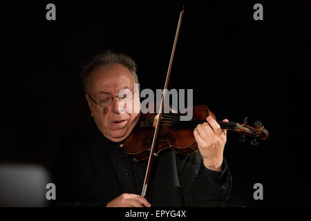 Rom, Italien. 21. Mai 2015. Die Ausstellung "Ewige Stadt, ewigen Marmor" besteht aus einer Sammlung von 40 Werken von Pablo Atchugarry. Fast alle haben aus Carrara-Marmor geformt worden. Die Ausstellung wird an den Fori Imperiali Museum vom 22. Mai bis 7. Februar 2016 sein. © Davide Fracassi/Pacific Press/Alamy Live-Nachrichten Stockfoto