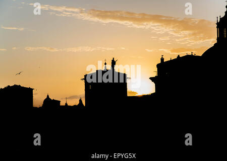 Rom, Italien. 21. Mai 2015. Die Ausstellung "Ewige Stadt, ewigen Marmor" besteht aus einer Sammlung von 40 Werken von Pablo Atchugarry. Fast alle haben aus Carrara-Marmor geformt worden. Die Ausstellung wird an den Fori Imperiali Museum vom 22. Mai bis 7. Februar 2016 sein. © Davide Fracassi/Pacific Press/Alamy Live-Nachrichten Stockfoto