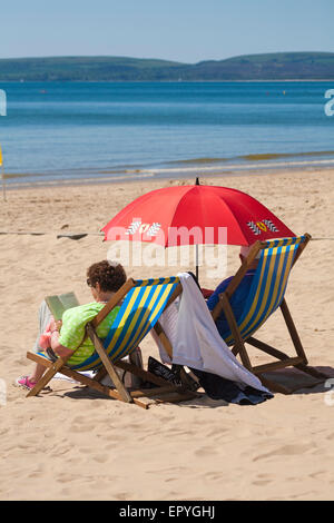 Bournemouth, Dorset, UK 23. Mai 2015. UK-Wetter: Besucher genießen Sie das warme sonnige Wetter am Strand von Bournemouth, Dorset, England am ersten Tag des langen Feiertagswochenende. Bildnachweis: Carolyn Jenkins/Alamy Live-Nachrichten Stockfoto