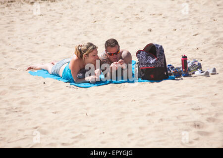 Bournemouth, Dorset, UK 23. Mai 2015. UK-Wetter: Besucher genießen Sie das warme sonnige Wetter am Strand von Bournemouth, Dorset, England am ersten Tag des langen Feiertagswochenende. Bildnachweis: Carolyn Jenkins/Alamy Live-Nachrichten Stockfoto