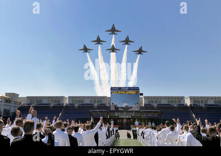 Die US Navy Blue Angels, führen eine Fliege über während der Marineakademie Beginn Abschlussfeier 22. Mai 2015 in Annapolis, Maryland. Stockfoto