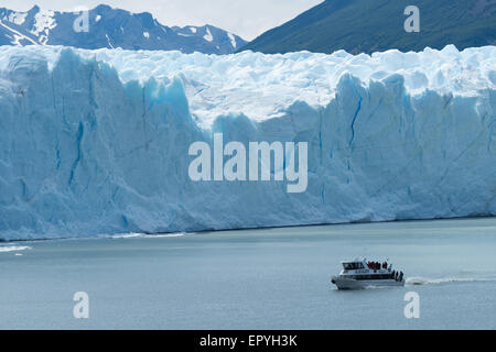 Ausflugsschiff vor der Perito-Moreno-Gletscher im Nationalpark Los Glaciares in Südwest Provinz Santa Cruz, Argentinien. Stockfoto