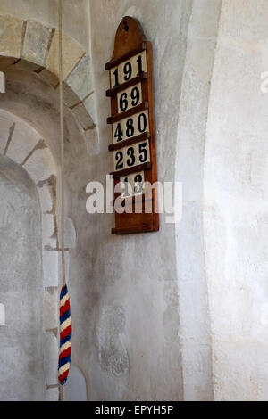 Glockenseil- und Hymnusnummern-Tafel in der St. huberts Kirche Idsworth hampshire england großbritannien Stockfoto