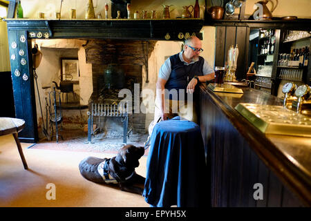 ein Mann genießt einen Drink mit seinem Hund im red Lion Pub in Chalton Hampshire England uk Stockfoto