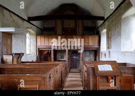 Ansicht der Orgel und der Sitzmöbel in der St. huberts Kirche idsworth hampshire england, großbritannien Stockfoto