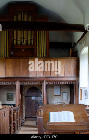 Ansicht der Orgel in der St. huberts Kirche idsworth hampshire england vereinigtes Königreich Stockfoto