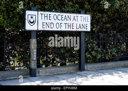 Straßenschild mit dem ungewöhnlichen Namen des Meeres am Ende der Gasse Southsea Hampshire England uk Stockfoto