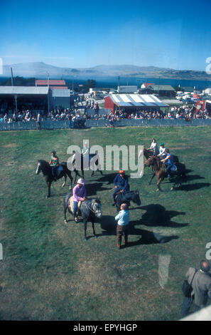Ein Pferderennen treffen in Port Stanley, die Falkland-Inseln (britisches Überseegebiet), im Süden Atlantic.picture genommen 1986 Stockfoto