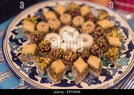 Baklava auf einen bunten Teller angeordnet Stockfoto