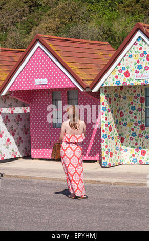 Bournemouth, Dorset, UK 23. Mai 2015. Cath Kidston dekoriert Strandhütten in Bournemouth. Fünf Strandhütten haben eine Verjüngungskur für den Sommer von Design-Firma Cath Kidston in ihre legendären Drucke erhalten. Bildnachweis: Carolyn Jenkins/Alamy Live-Nachrichten Stockfoto