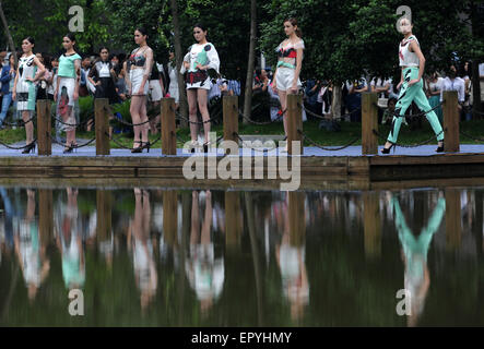 Yiyang, Chinas Hunan Provinz. 23. Mai 2015. Modelle zeigen die Kreationen von Absolventen in Hunan-Kunst und Kunsthandwerk-Berufskolleg in Yiyang, Zentral-China Provinz Hunan, 23. Mai 2015. Bildnachweis: Li Ga/Xinhua/Alamy Live-Nachrichten Stockfoto