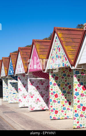 Bournemouth, Dorset, UK 23. Mai 2015. Cath Kidston dekoriert Strandhütten in Bournemouth. Fünf Strandhütten haben eine Verjüngungskur für den Sommer von Design-Firma Cath Kidston in ihre legendären Drucke erhalten. Bildnachweis: Carolyn Jenkins/Alamy Live-Nachrichten Stockfoto
