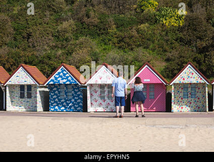 Bournemouth, Dorset, UK 23. Mai 2015. Cath Kidston dekoriert Strandhütten in Bournemouth. Fünf Strandhütten haben eine Verjüngungskur für den Sommer von Design-Firma Cath Kidston in ihre legendären Drucke erhalten. Bildnachweis: Carolyn Jenkins/Alamy Live-Nachrichten Stockfoto