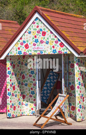 Bournemouth, Dorset, UK 23. Mai 2015. Cath Kidston dekoriert Strandhütten in Bournemouth. Fünf Strandhütten haben eine Verjüngungskur für den Sommer von Design-Firma Cath Kidston in ihre legendären Drucke erhalten. Komplett mit passenden Liegestuhl! Bildnachweis: Carolyn Jenkins/Alamy Live-Nachrichten Stockfoto