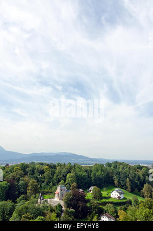 Häuser in Alpen Landschaft am grünen Rasen. Stockfoto