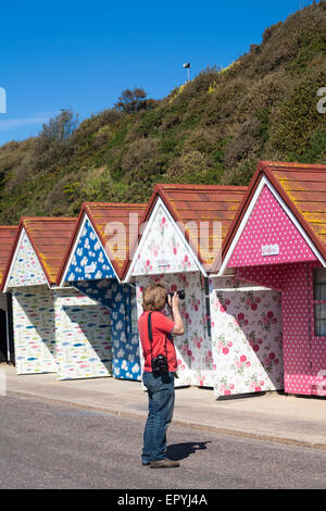 Bournemouth, Dorset, UK 23. Mai 2015. Cath Kidston dekoriert Strandhütten in Bournemouth. Fünf Strandhütten haben eine Verjüngungskur für den Sommer von Design-Firma Cath Kidston in ihre legendären Drucke erhalten. Bildnachweis: Carolyn Jenkins/Alamy Live-Nachrichten Stockfoto