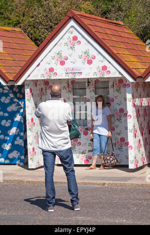 Bournemouth, Dorset, UK 23. Mai 2015. Cath Kidston dekoriert Strandhütten in Bournemouth. Fünf Strandhütten haben eine Verjüngungskur für den Sommer von Design-Firma Cath Kidston in ihre legendären Drucke erhalten. Bildnachweis: Carolyn Jenkins/Alamy Live-Nachrichten Stockfoto