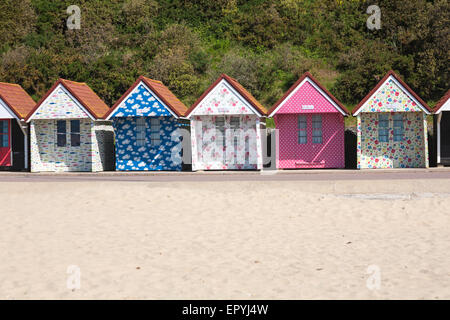 Bournemouth, Dorset, UK 23. Mai 2015. Cath Kidston dekoriert Strandhütten in Bournemouth. Fünf Strandhütten haben eine Verjüngungskur für den Sommer von Design-Firma Cath Kidston in ihre legendären Drucke erhalten. Bildnachweis: Carolyn Jenkins/Alamy Live-Nachrichten Stockfoto