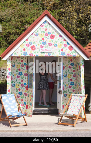 Bournemouth, Dorset, UK 23. Mai 2015. Cath Kidston dekoriert Strandhütten in Bournemouth. Fünf Strandhütten haben eine Verjüngungskur für den Sommer von Design-Firma Cath Kidston in ihre legendären Drucke erhalten. Komplett mit passenden Liegestühlen! Bildnachweis: Carolyn Jenkins/Alamy Live-Nachrichten Stockfoto