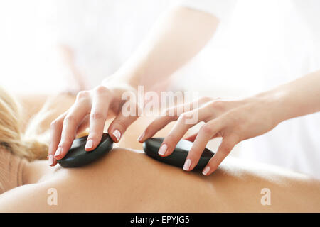 Frau, die Stone-Therapie bei Spa-Sitzung Stockfoto