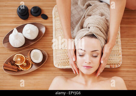schöne junge Frau im Spa-Sitzung Stockfoto
