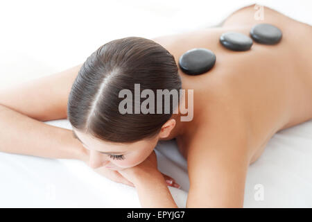 Frau, die Stone-Therapie bei Spa-Sitzung Stockfoto