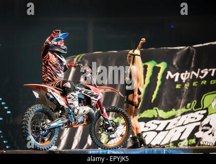 Zürich, Schweiz. 22. Mai 2015. Massimo Bianconcini jubelt das Publikum bei der "Masters of Dirt" Freestyle Motocross Show in Zürich. Bildnachweis: Erik Tham/Alamy Live-Nachrichten Stockfoto