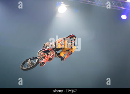 Zürich, Schweiz. 22. Mai 2015. Hohe Sprünge auf "Masters of Dirt" Freestyle Motocross show im Zürcher Hallenstadion. Bildnachweis: Erik Tham/Alamy Live-Nachrichten Stockfoto