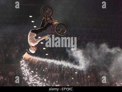 Zürich, Schweiz. 22. Mai 2015. Feuerwerk und Pyrotechnik, kombiniert mit spektakulären BMX-Sprünge bei "Masters of Dirt" Freestyle-Show im Zürcher Hallenstadion Credit: Erik Tham/Alamy Live News Stockfoto