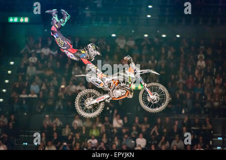 Zürich, Schweiz. 22. Mai 2015. Spektakuläre FMX springt auf "Masters of Dirt" Freestyle Motocross Show im Zürcher Hallenstadion. Bildnachweis: Erik Tham/Alamy Live-Nachrichten Stockfoto