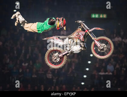 Zürich, Schweiz. 22. Mai 2015. Spektakuläre hohe FMX springt auf "Masters of Dirt" Freestyle Motocross Show im Zürcher Hallenstadion. Bildnachweis: Erik Tham/Alamy Live-Nachrichten Stockfoto