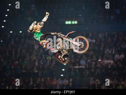 Zürich, Schweiz. 22. Mai 2015. Spektakuläre FMX springt auf "Masters of Dirt" Freestyle Motocross Show im Zürcher Hallenstadion. Bildnachweis: Erik Tham/Alamy Live-Nachrichten Stockfoto