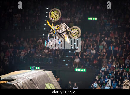 Zürich, Schweiz. 22. Mai 2015. Das Publikum hält Atmung bei "Masters of Dirt" Freestyle Motocross Show im Zürcher Hallenstadion. Bildnachweis: Erik Tham/Alamy Live-Nachrichten Stockfoto