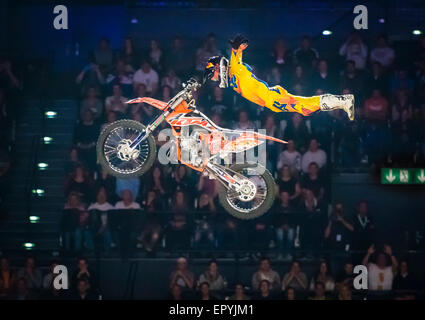 Zürich, Schweiz. 22. Mai 2015. Spektakuläre FMX springt auf "Masters of Dirt" Freestyle Motocross Show im Zürcher Hallenstadion. Bildnachweis: Erik Tham/Alamy Live-Nachrichten Stockfoto