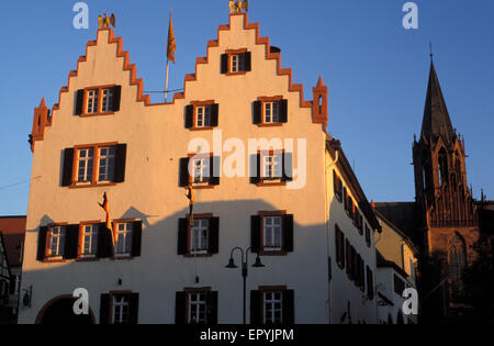 DEU, Deutschland, Oppenheim am Rhein, das Rathaus und die Katharinen-Kirche.  DEU, Deutschland, Oppenheim am Rhein, Rath Stockfoto