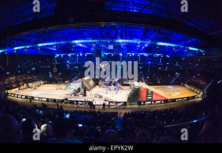 Zürich, Schweiz. 22. Mai 2015. Zürcher Hallenstadion, vollgepackt mit Rampen und Schienen für die "Masters of Dirt" Freestyle Motocross Show. Bildnachweis: Erik Tham/Alamy Live-Nachrichten Stockfoto