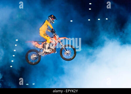 Zürich, Schweiz. 22. Mai 2015. Spektakuläre FMX springt und Lichtshow am "Masters of Dirt" Freestyle Motocross show im Zürcher Hallenstadion. Bildnachweis: Erik Tham/Alamy Live-Nachrichten Stockfoto