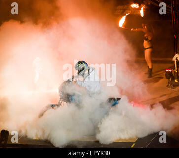 Zürich, Schweiz. 22. Mai 2015. Danny Schneider brennt einen Reifen während der "Masters of Dirt" Freestyle Motocross Show im Zürcher Hallenstadion. Bildnachweis: Erik Tham/Alamy Live-Nachrichten Stockfoto