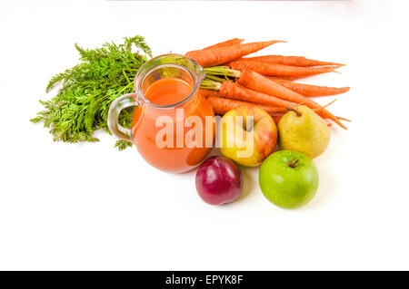 Krug mit Saft mit Gemüse und Früchten auf einem einfarbigen Hintergrund von oben Stockfoto