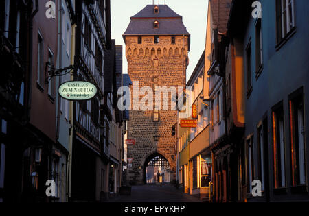 DEU, Deutschland, Linz am Rhein, das alte Stadttor Neutor im alten Teil der Stadt.  DEU, Deutschland, Linz am Rhein, d Stockfoto