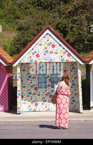 Bournemouth, Dorset, UK 23. Mai 2015. Cath Kidston dekoriert Strandhütten in Bournemouth. Fünf Strandhütten haben eine Verjüngungskur für den Sommer von Design-Firma Cath Kidston in ihre legendären Drucke erhalten. Bildnachweis: Carolyn Jenkins/Alamy Live-Nachrichten Stockfoto