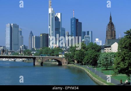 DEU, Deutschland, Hessen, Frankfurt am Main, Blick über den Main zu den Hochhäusern der financial District und der Kaiserdom Dom Stockfoto