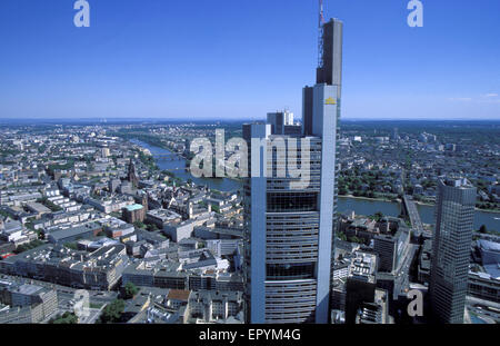 DEU, Deutschland, Hessen, Frankfurt am Main, Blick von der Maintower auf der Commerzbank und dem Stadtzentrum entfernt, auf der rechten Seite der Europäischen Centra Stockfoto