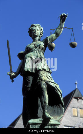 DEU, Deutschland, Hessen, Frankfurt, Justicia Statue der Gerechtigkeit-Brunnen am Roemerberg Platz.  DEU, Deutschland, Hessen, Fra Stockfoto