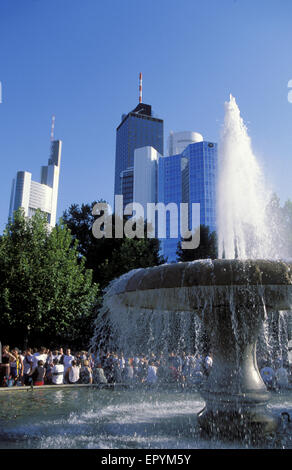 DEU, Deutschland, Hessen, Frankfurt, Brunnen am Opernplatz, im Hintergrund der Commerzbank, den Maintower und der Citybank. Stockfoto