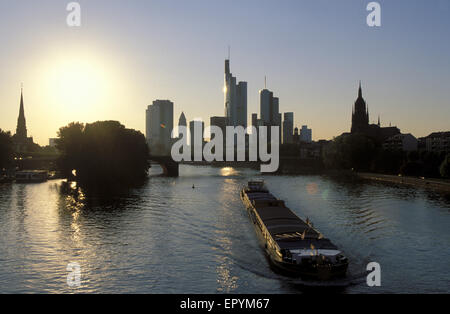 DEU, Deutschland, Hessen, Frankfurt am Main, Blick über den Main zu den Hochhäusern der financial District und der Kaiserdom Dom Stockfoto