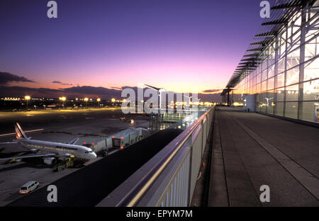 DEU, Deutschland, Hessen, Frankfurt, Flughafen Frankfurt, Landebahn vor dem Terminal 2.  DEU, Deutschland, Hessen, Frankfurt am Ma Stockfoto