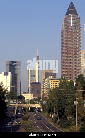 DEU, Deutschland, Hessen, Frankfurt, Messeturm, Turm der Ausstellung, im Hintergrund die Commerzbank, die Straße Theodor He Stockfoto