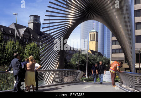 DEU, Deutschland, Hessen, Frankfurt, Blick von der Bildhauerei an der quadratischen Platz der Republik auf der Mathaeus Kirche vor der Stockfoto