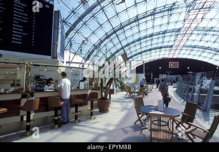 DEU, Deutschland, Hessen, Frankfurt, station am Flughafen Frankfurt.  DEU, Deutschland, Hessen, Frankfurt Am Main, Bahnhof am Flugh Stockfoto